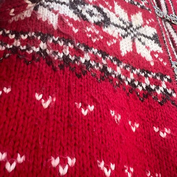Croft & Borrow Fair Isle Frog Toggle Red Snowflake Winter Christmas Cardigan MED - Picture 3 of 7